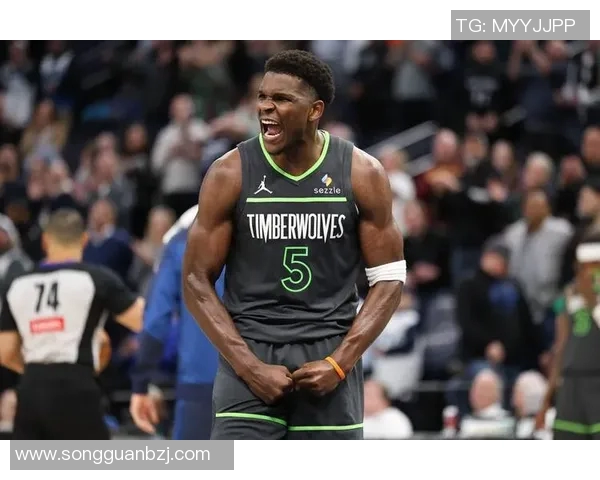 第三节独得21分!爱德华兹25中13砍全场最高35分外加6板6助 第三节独得21分!爱德华兹25中13砍全场最高35分外加6板6助